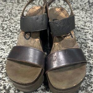 OTBT Brown and Black Platform Sandals Size 10